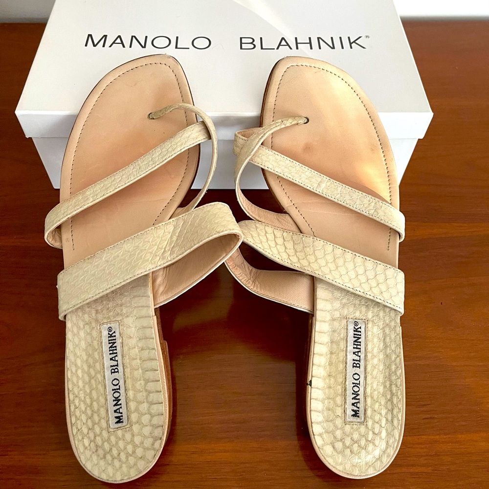 Manolo Blahnik Susa Flat Pale Gold Leather Sandals